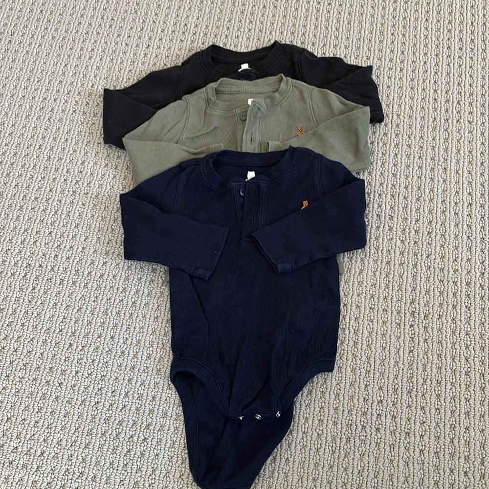 EUC 6-12mon Gap ribbed Henley onesies - set of 3